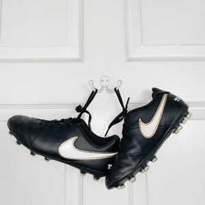 NIKE BOYS BLACK SOCCER CLEATS